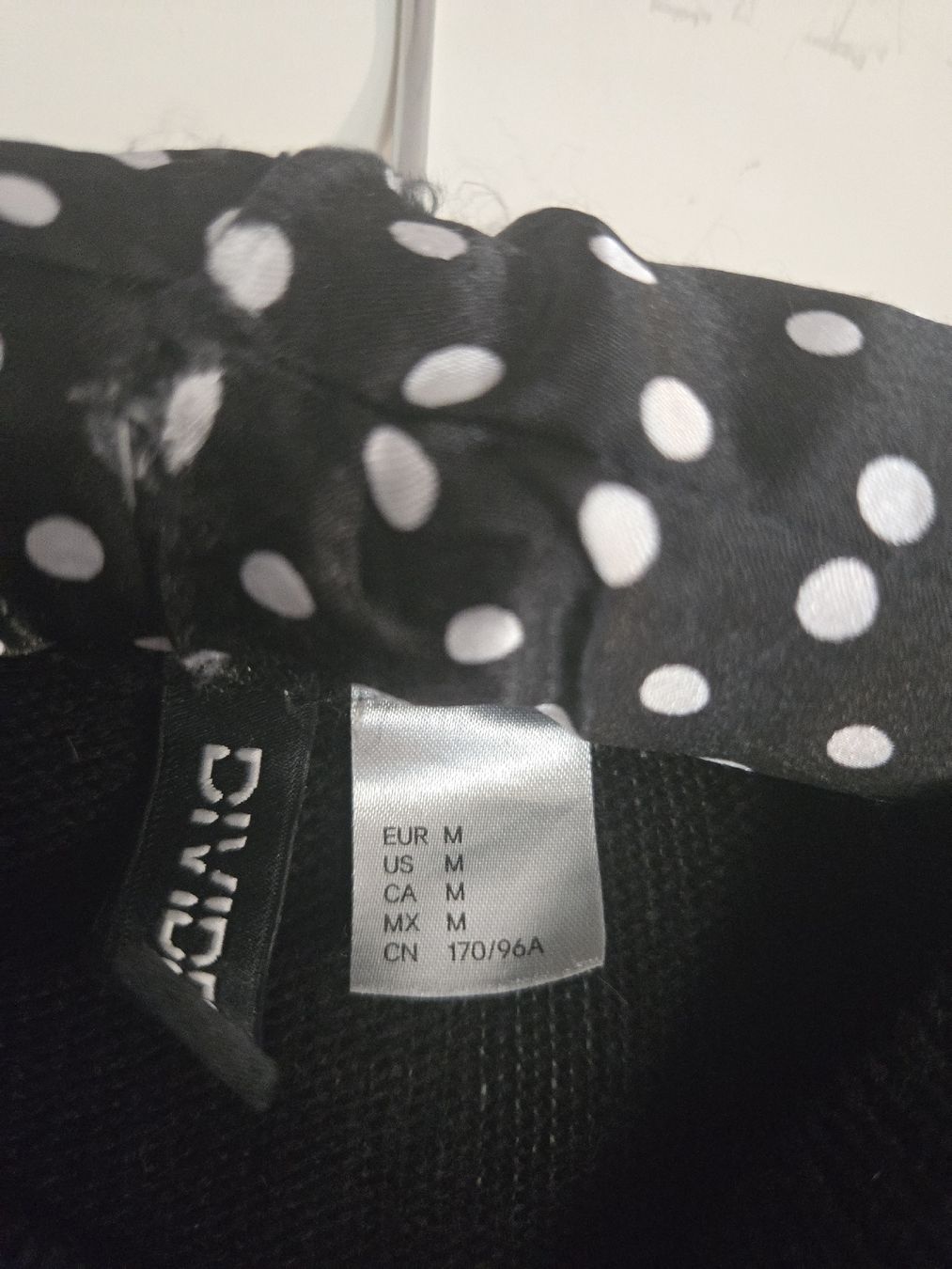 H&M Maglioni & Felpe: Winter-Pulli von H&M, Grösse M, schwarz-rot gestreift – Usato da Dübendorf venduto da Timulka 2