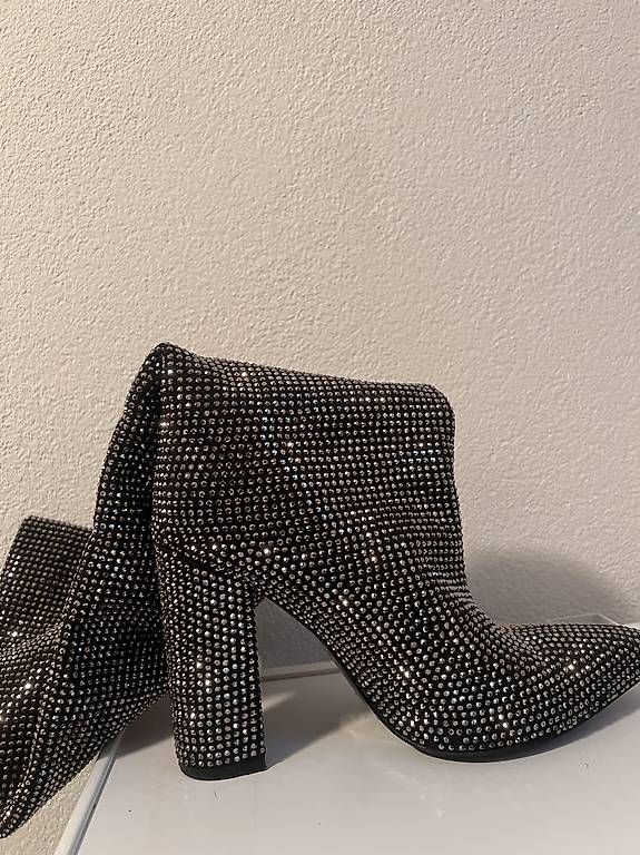 Chaussures femmes: STIVALI NUMERO 38 con BRILLANTINI – D'occasion à Tenero par loa_7m8d