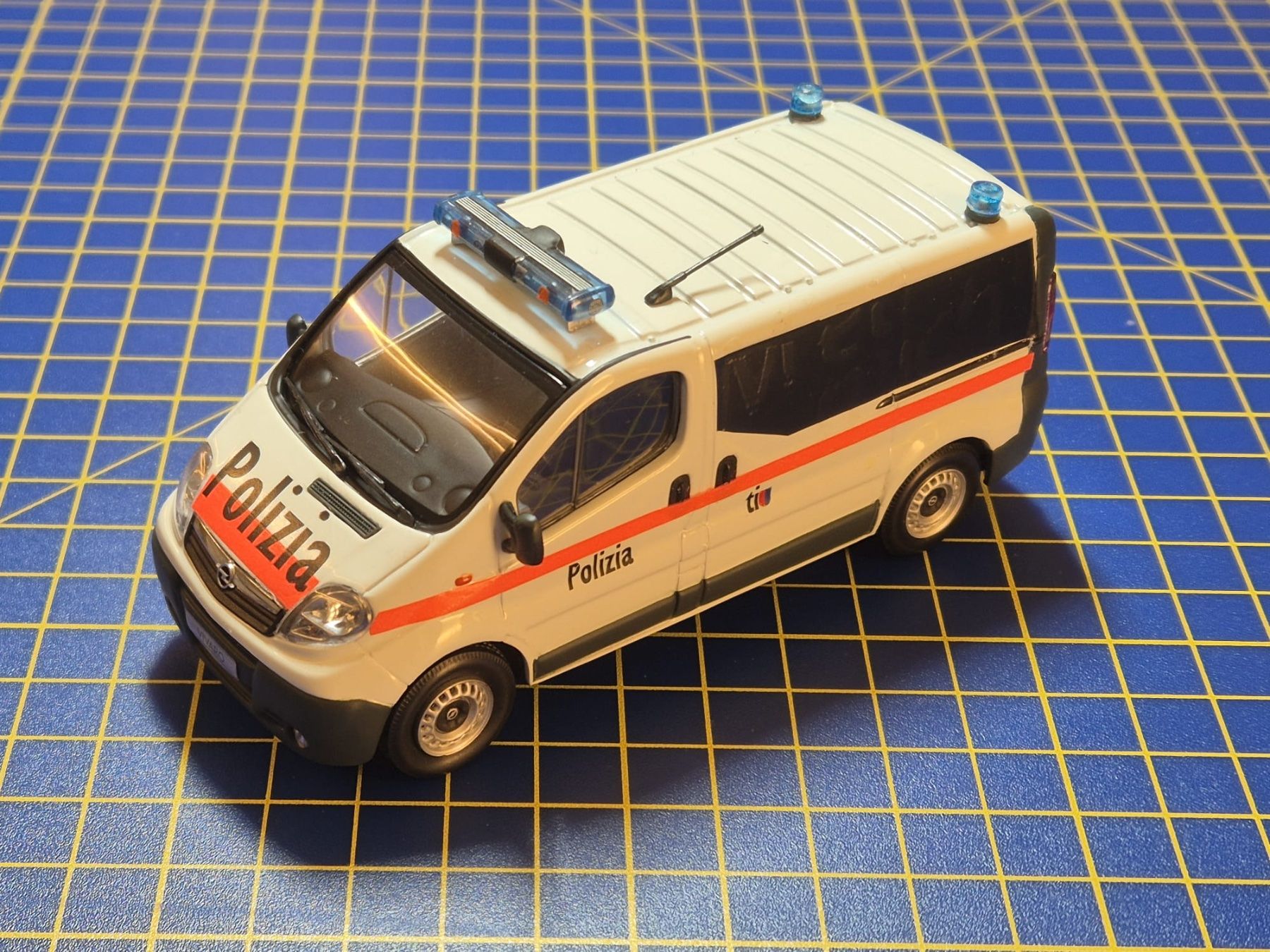Opel Modellini d'auto: Opel Vivaro Kantonspolizei Tessin 1:43 – Usato da Lachen SZ venduto da myr_qk5y