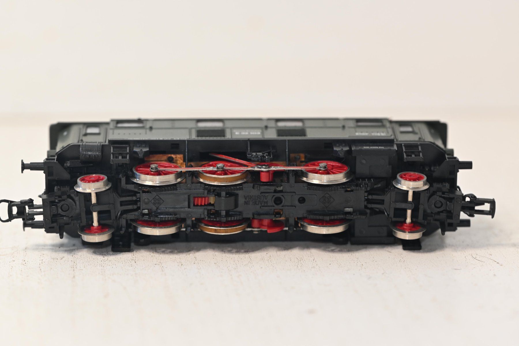 Roco Modelleisenbahnen: DB E 32103 Lok Roco H0/DC Defekt!! – Defekt aus Laupen ZH von  5
