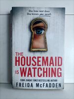 The housemaid is watching / Freida McFadden / Poisoned Pen 2