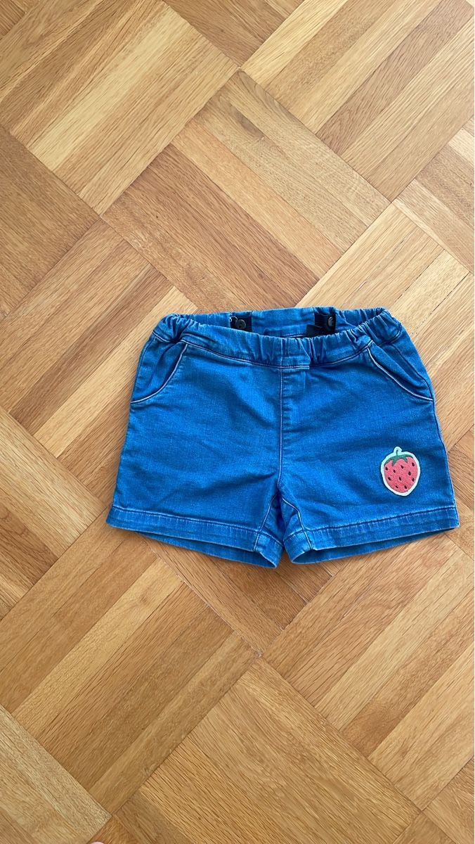 Mini Rodini Pantaloni: Mini Rodini Shorts mit Erdbeere Grösse 104/110 – Usato da Neukirch an der Thur venduto da bee88