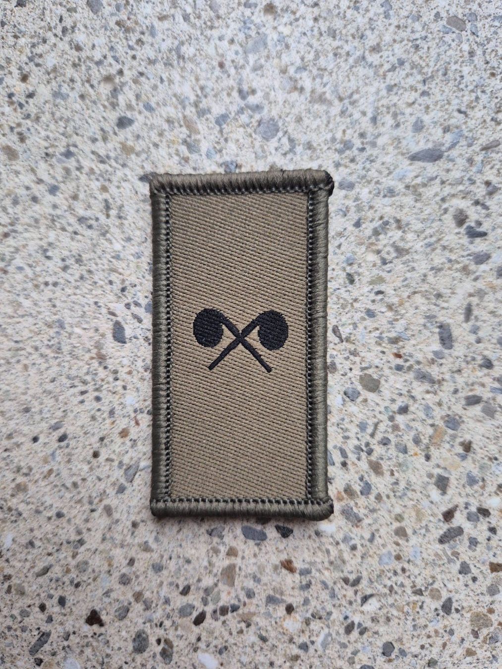 Schweizer Armee Placchette & Badge: Dienstzweigabzeichen ABC-Abwehrtruppen mit klett – Nuovo e nell'imballaggio originale da Riedholz venduto da fr_sIruP