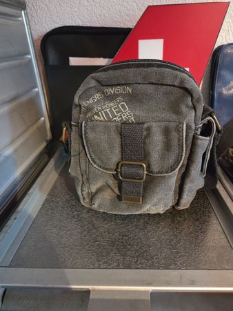Sac bandoulière gris, parfait pour le printemps!