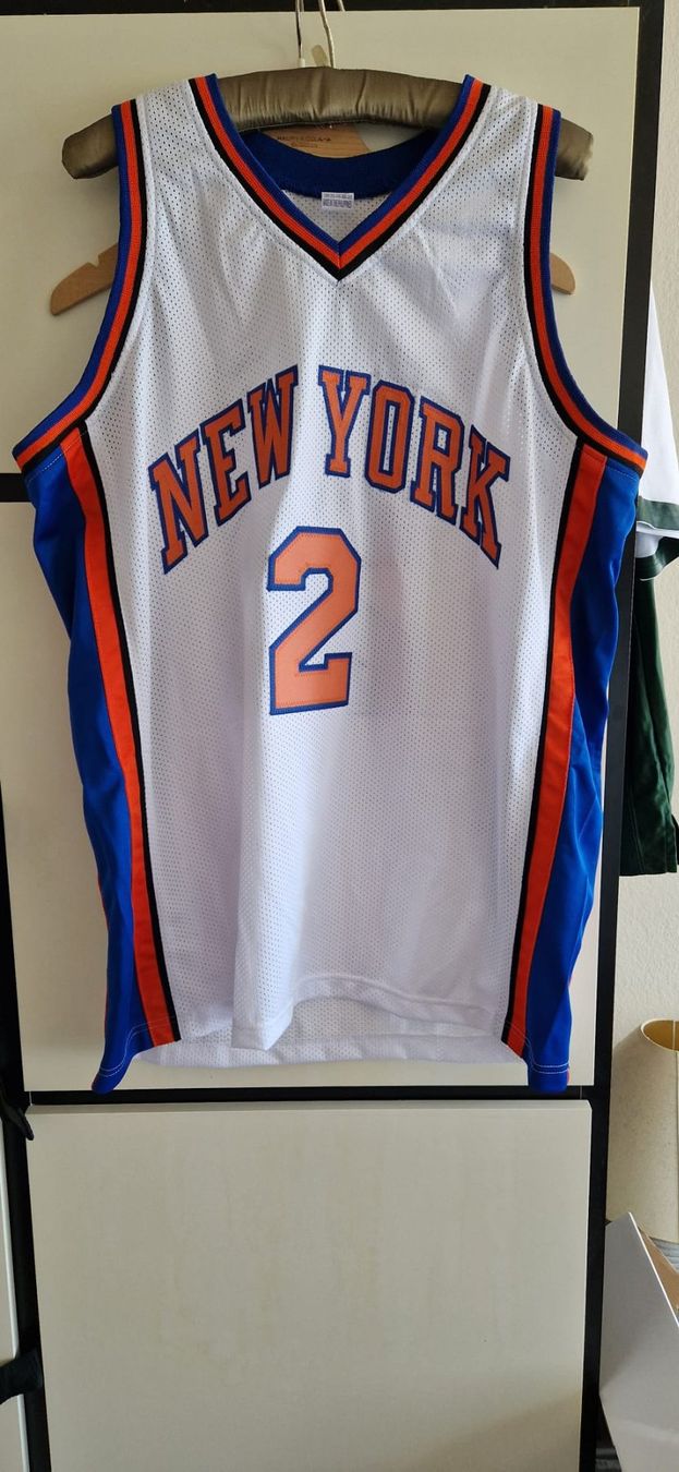 Autografi: Maillot custom  NY Knicks signé par LARRY JOHNSON – Nuovo e nell'imballaggio originale da Lutry venduto da SwissBBCards