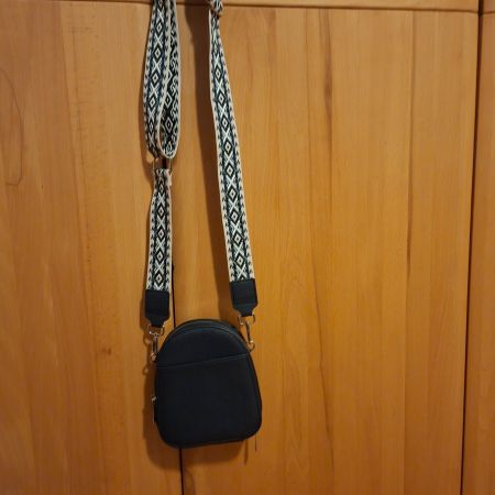 Umhängetasche Damen schwarz neu mit Tragegurt 23cm