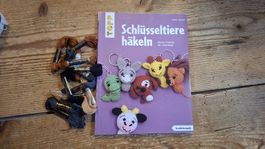 Schlüsseltiere häkeln Buch mit Garn.