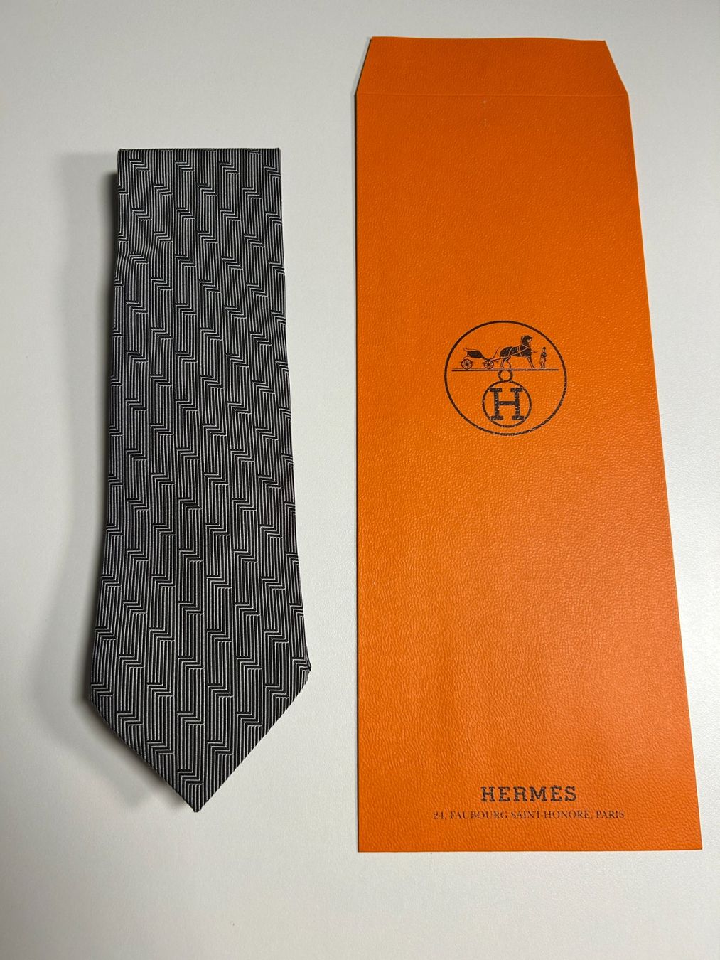 Hermès Cravatte: Hermès Taffet Muster Krawatte – Usato da Bern venduto da kurtikobolt74