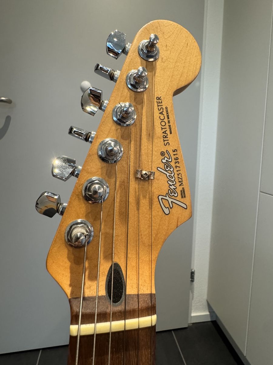 Fender Strumenti musicali: E-Gitarre Fender Stratocaster schwarz – Usato da Uster venduto da brownii.97 1
