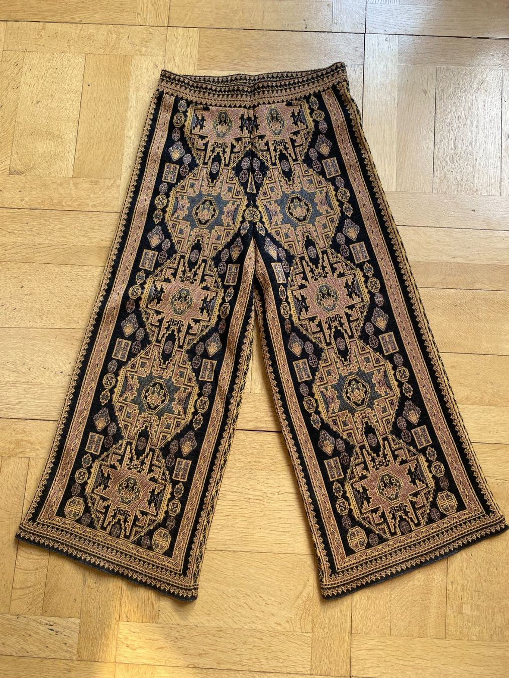 Pantaloni: GEMUSTERTE SCHLAGHOSE IN TEPPICHOPTIK – Usato da Zürich venduto da ilj_b22t