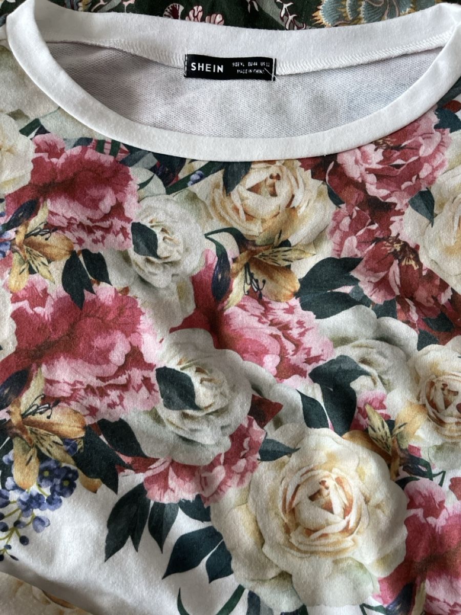 Shein Lots de vêtements: Shein Trainer weiss mit Blumen Gr L – D'occasion à Niederwangen BE par Diva_74 2