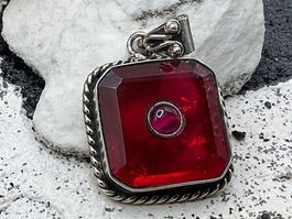 Vintagestil Anhänger mit Rubin, eingefasst in Silber, Quarz