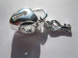 2 Grosslochperlen, Beads versilbert Herz mit Schlüssel