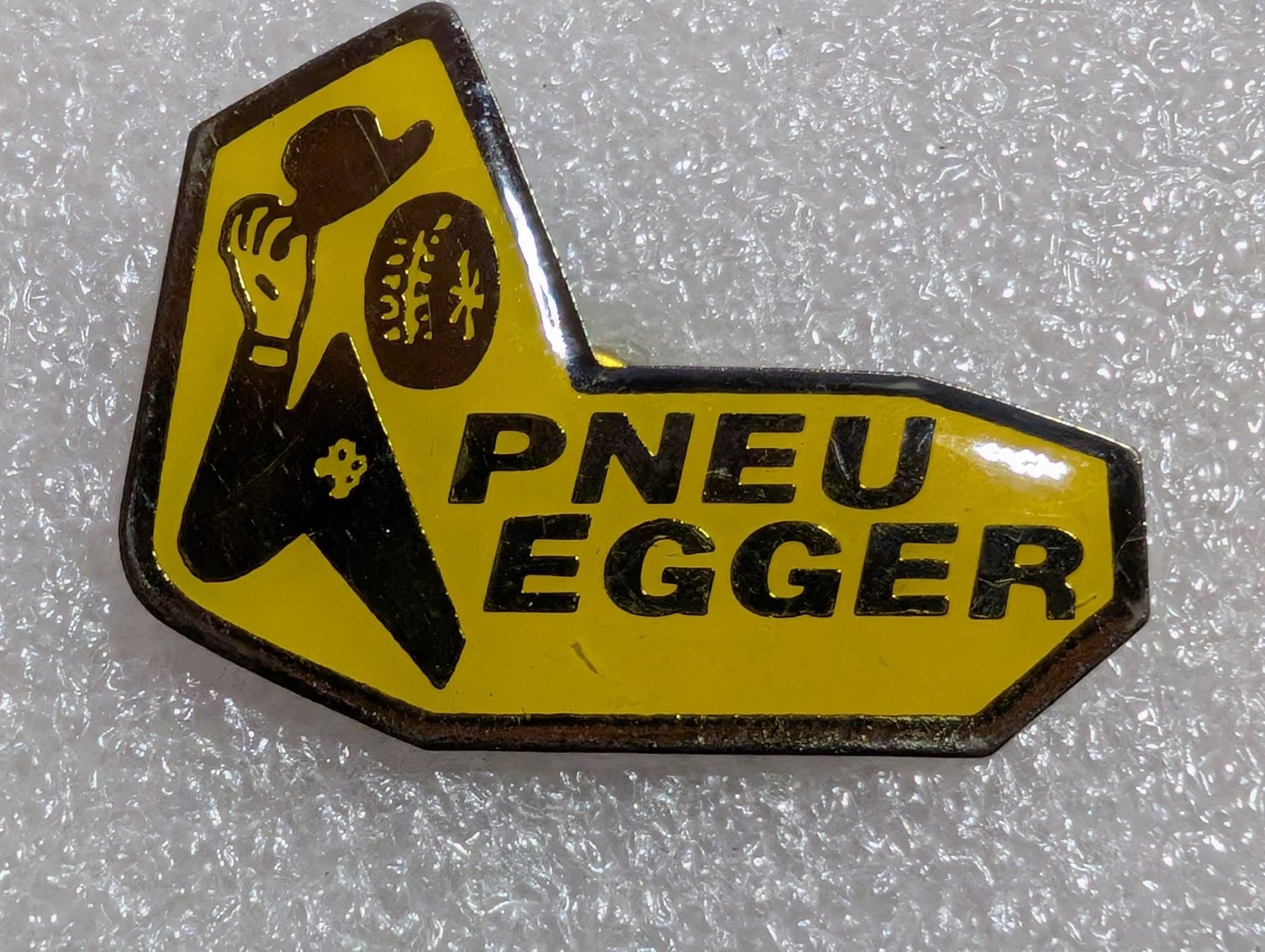 Plaketten & Abzeichen: Ansteckpin 260: Pneu Egger – Gebraucht aus Oppligen von Pin-Fall-Shop