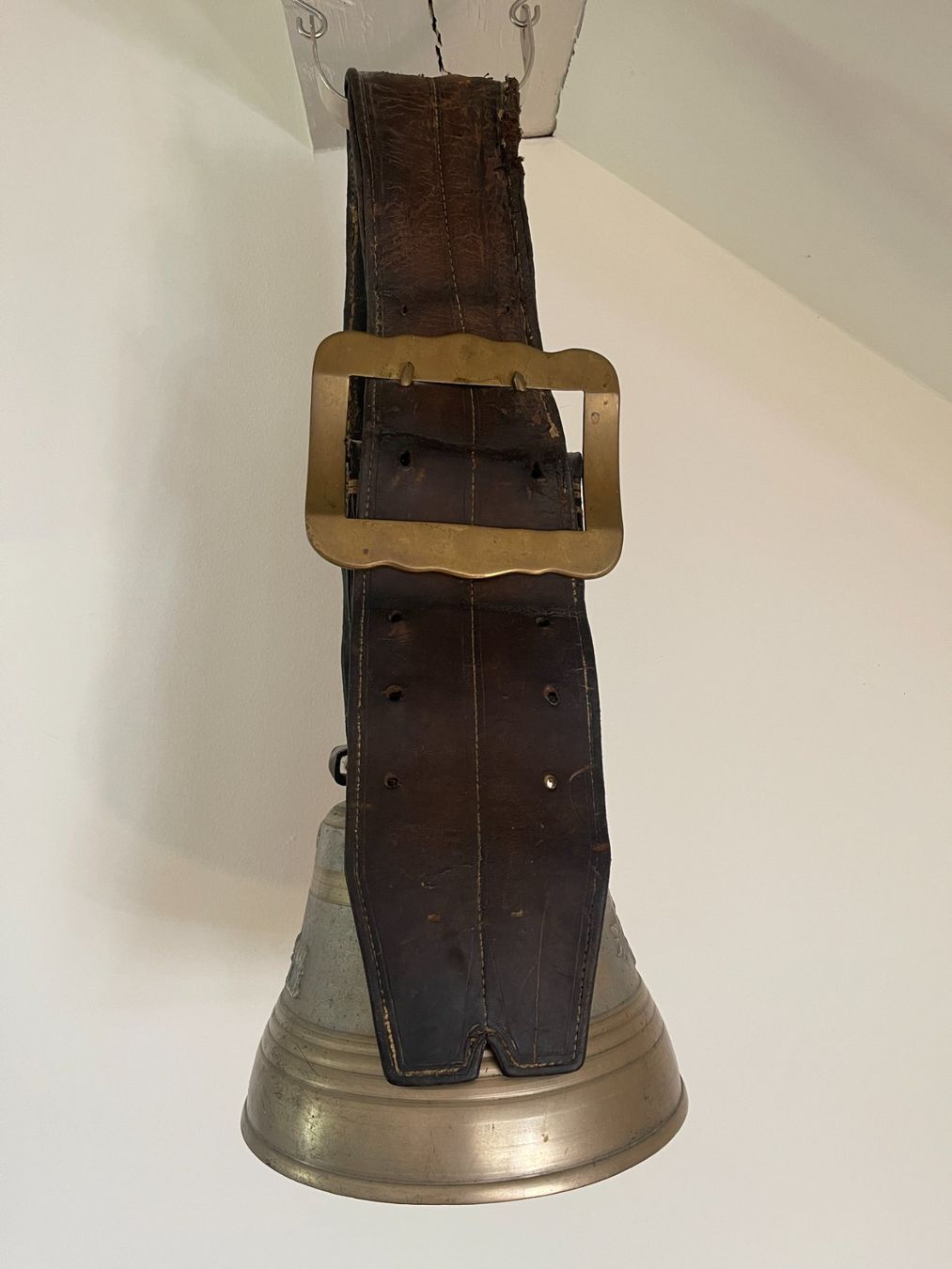 Campanacci mucche: Alte Schweizer Kuhglocke / Treichel mit original Ledergurt – Usato da Siblingen venduto da Woltersdorf50 2
