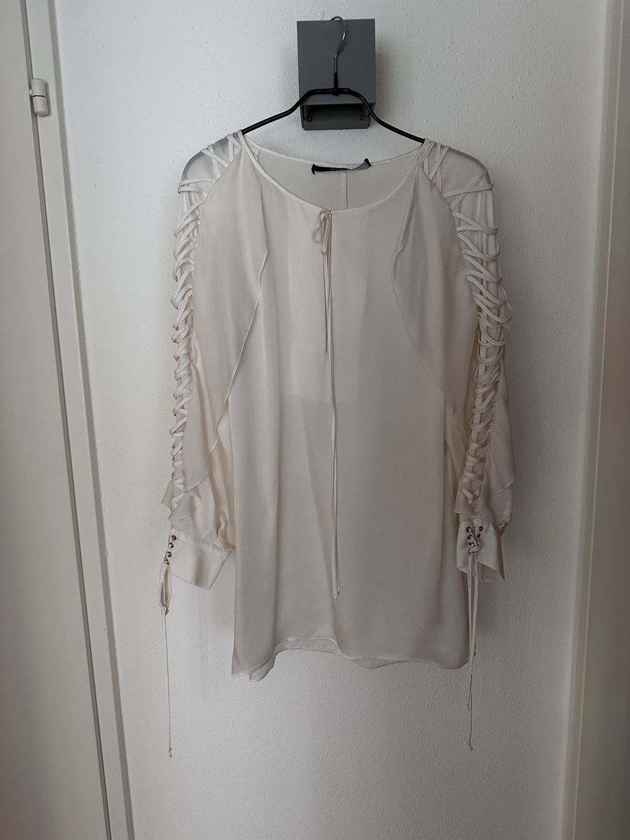 Givenchy Chemisiers: Givenchy Silk V-Neck Blouse/Fr38 – D'occasion à Basel par TIMELESS-FASHION