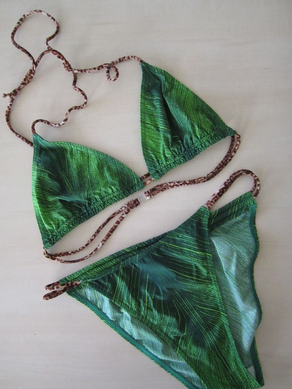 Badekleider & Bikinis: Bikini en couleurs des tropiques – Gebraucht aus Lausanne von Kmm03