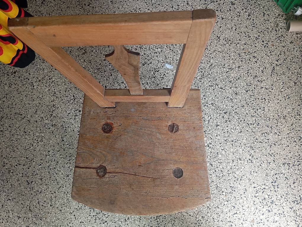 Chaises: Uralte stabelle Schweiz – D'occasion à Basel par Petergunn 1