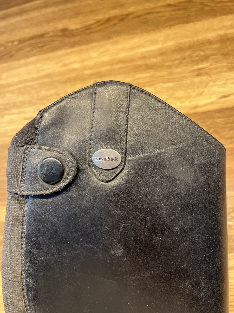 Stinchiere & Fasciature: Chaps Leder Schwarz - Guter Zustand – Usato da Wimmis venduto da Sylsd 3