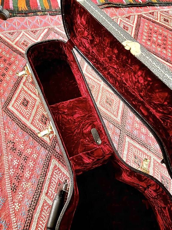 Strumenti musicali: Parlor acoustic guitar case  – Usato da Genève venduto da Silenceplus 3