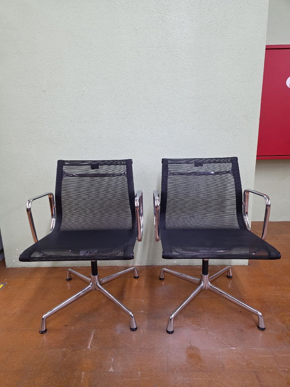 Vitra Stühle: 2 Designer Stühle Eames EA107 Vitra mit Netzgewebe – Gebraucht aus Lichtensteig von Polsterwerk 3