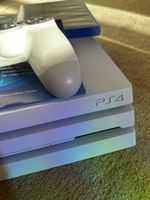 Sony PlayStation 4 Pro weiss mit 2 Spielen gebraucht