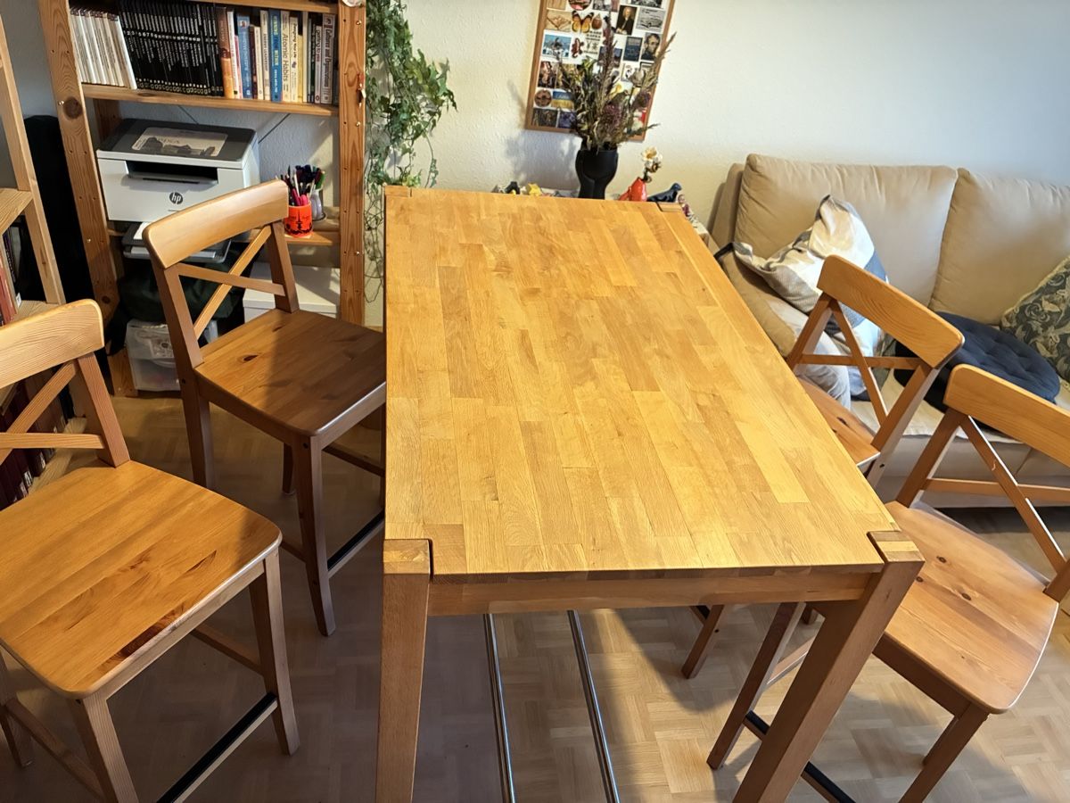 Tavoli: Hoher Tisch mit 4 Stühlen – Usato da Basel venduto da neottolemopirro