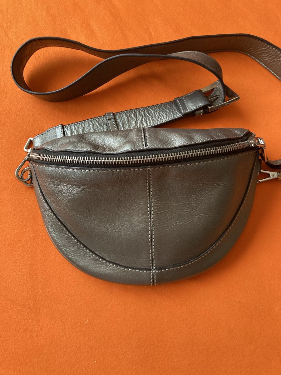S.Oliver Borse da donna: Silberne Bauchtasche der Marke sOliver – Usato da Geroldswil venduto da schaelli-1 4