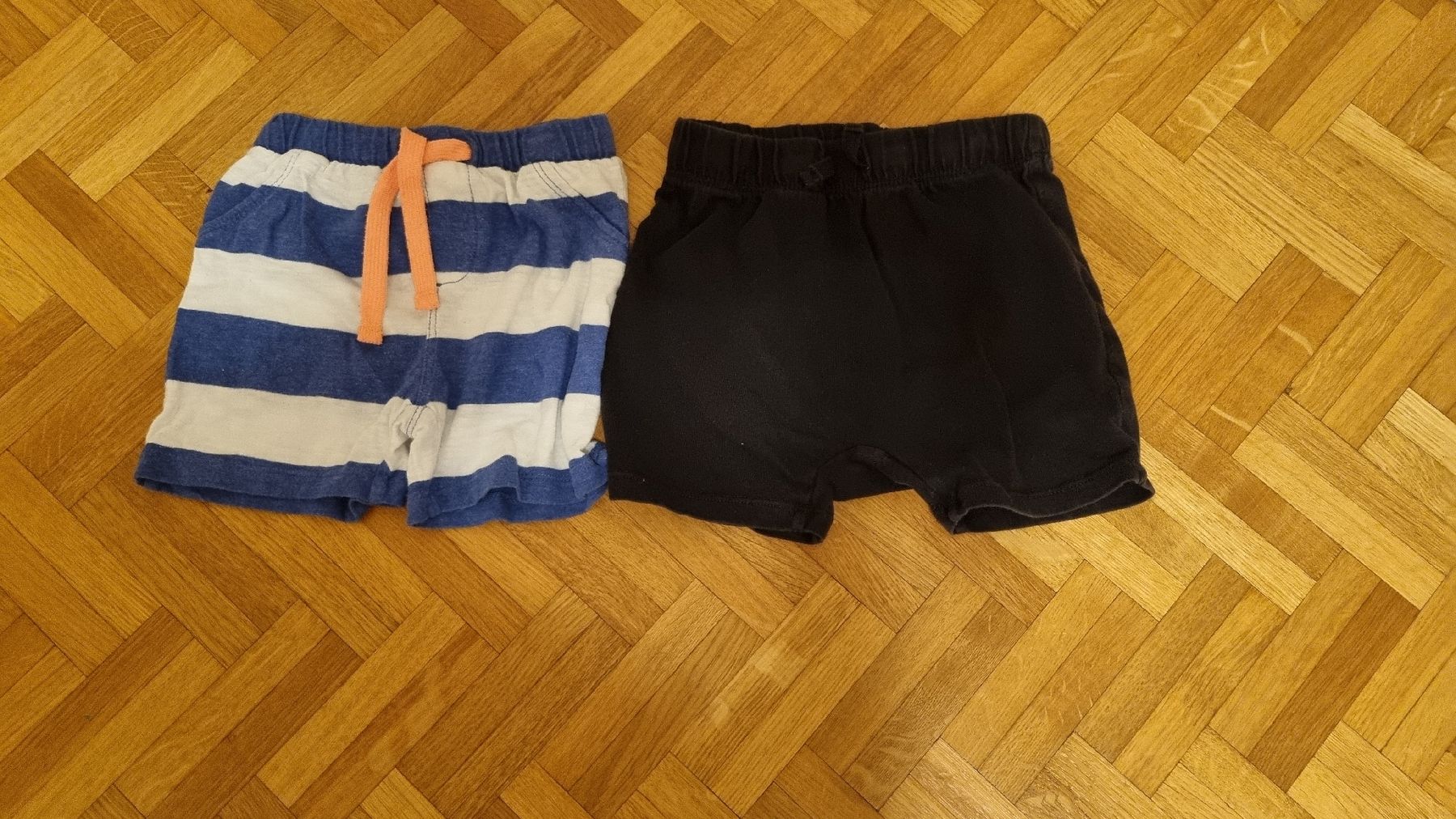 Lotti & Set di vestiti: 2 shorts garçon taille 92 – Usato da Ferpicloz venduto da Clicli014