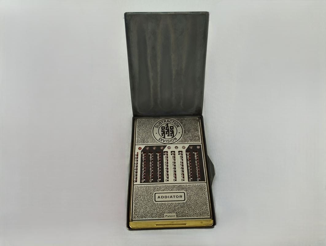Taschenrechner: ADDIATOR Antiker Taschenrechner – Gebraucht aus Schübelbach von Restwert_Schubelbach