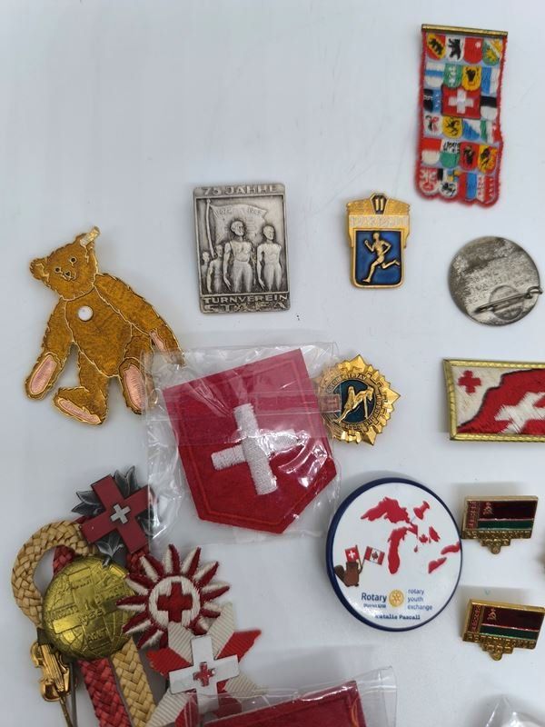 Plaketten & Abzeichen: Lot Pins 32 Stück – Gebraucht aus Rüti ZH von Restwert_Rueti_ZH 2