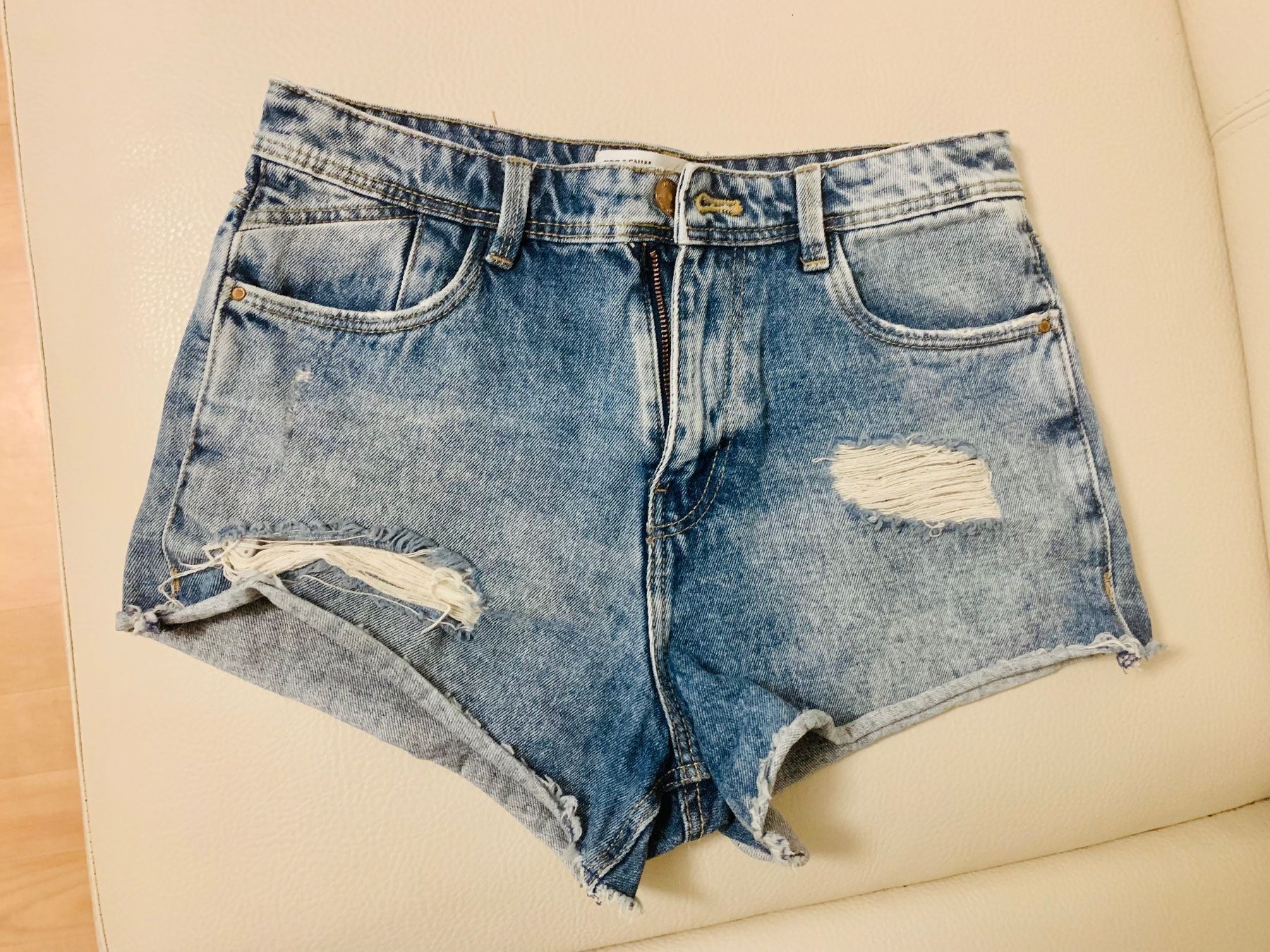 Zara Jeans: ZARA denim shorts S/36 – Gebraucht aus Zürich von Angela_Fashion_Lover