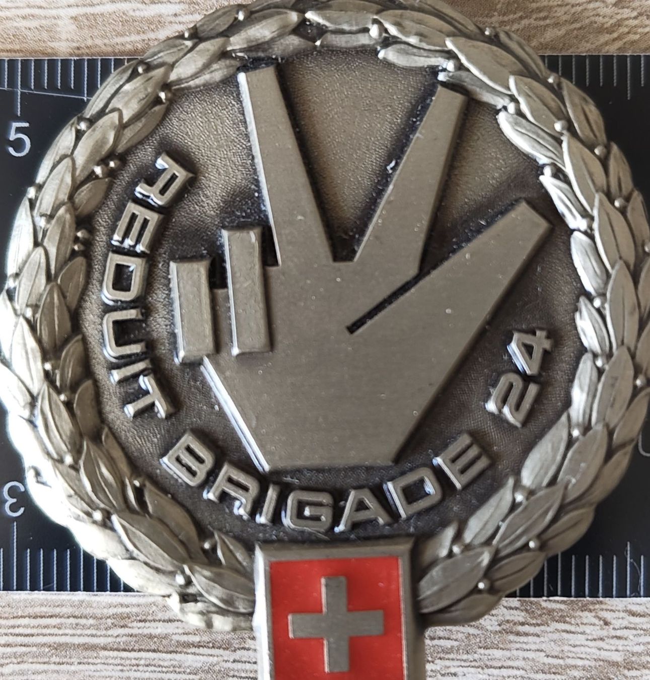 Schweizer Armee Placchette & Badge: Abzeichen Reduit Brigade 24 Schweizer Armee Metall – Usato da St. Gallen venduto da Ricardo_Deals