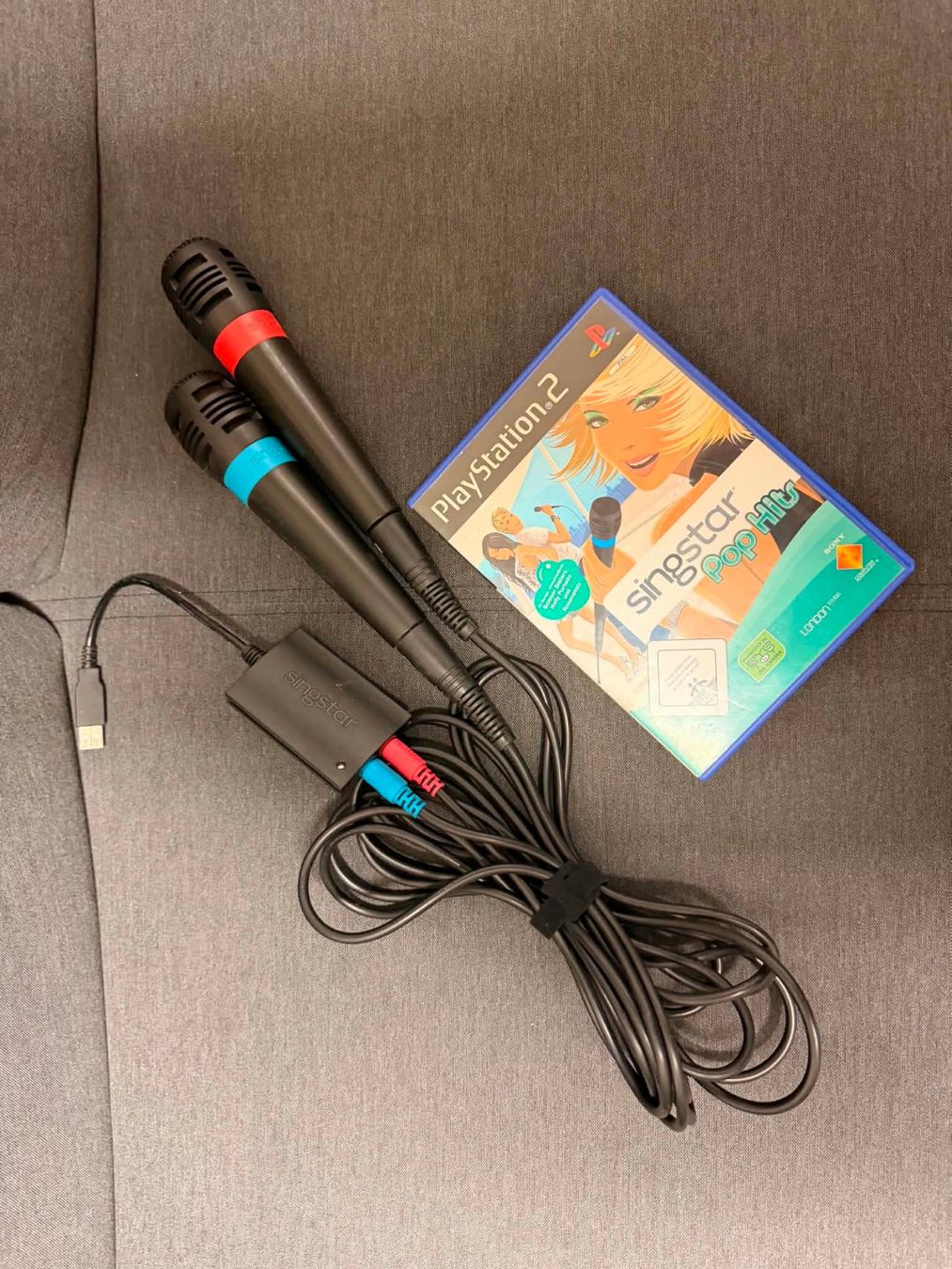 Sony Spiele: Singstar POP Hits + 2 microphones Sony Playstation 2 – Gebraucht aus Giubiasco von Ticinerd