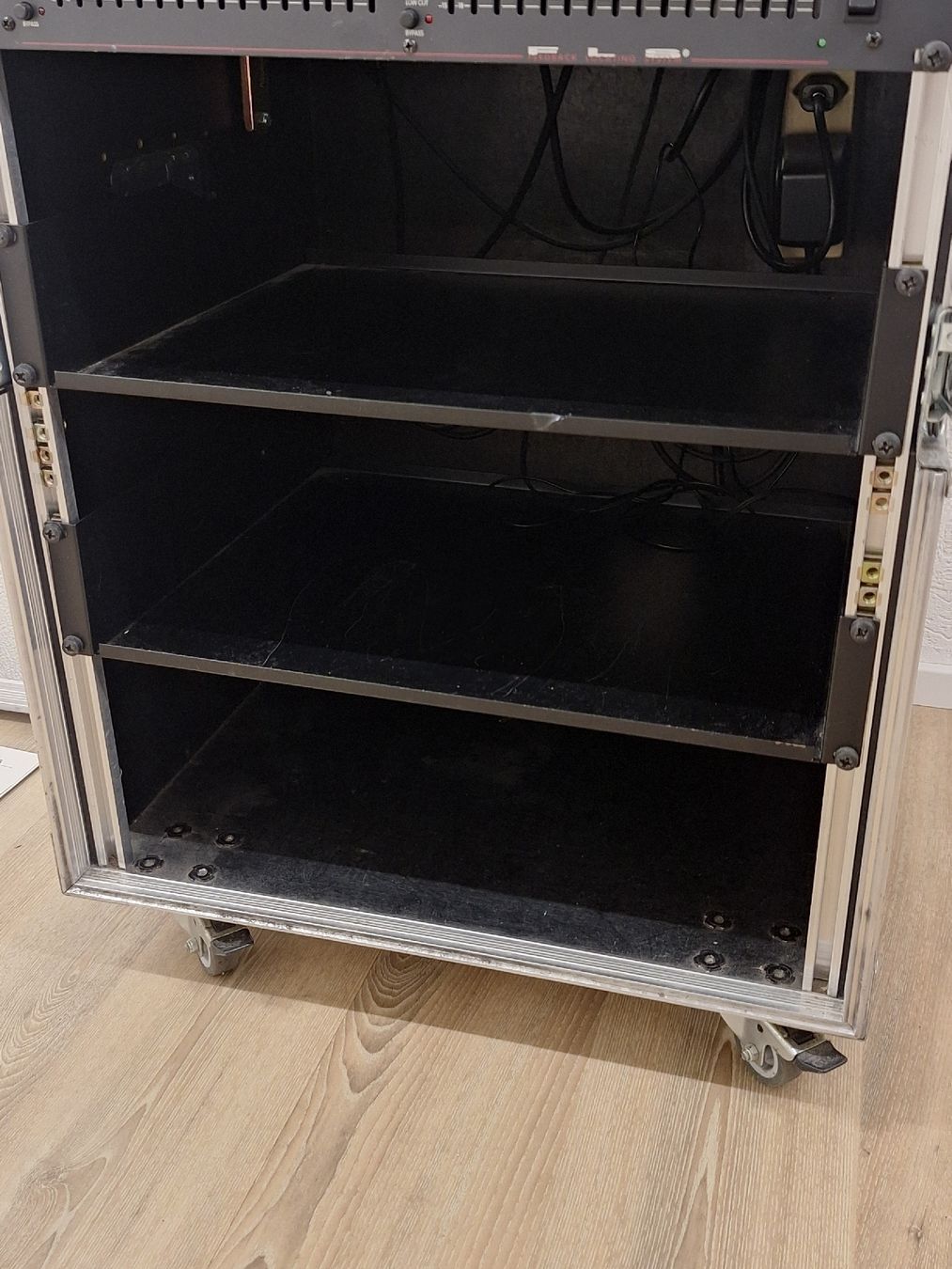Mackie Platines de mixage: Mackie CFX12 Mixer mit Flightcase und Equalizer – D'occasion à Grüt (Gossau ZH) par wisdomio7 2