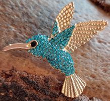 Funkelnde Brosche Kolibri mit Strass, Gold-Türkis-farbig