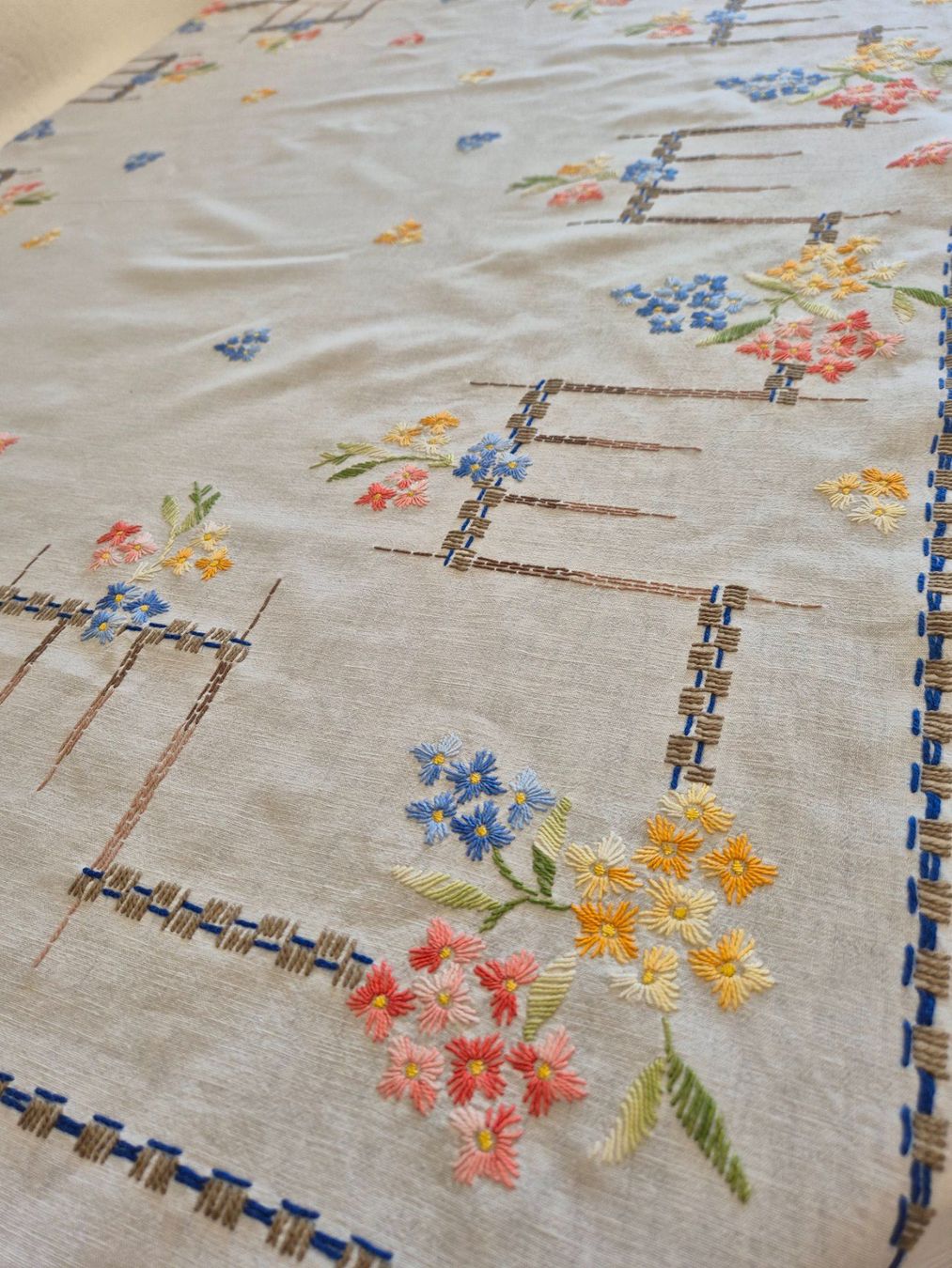 Altra biancheria da tavola: Leinen Tischdecke handbestickt mit Blumenmuster – Usato da Bern venduto da aronari 1