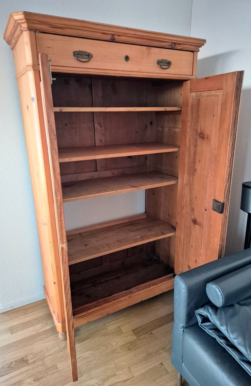 Armoires: Schrank Kiefer oder Fichte Massiv Antik restauriert – D'occasion à Allschwil par Vision139 2