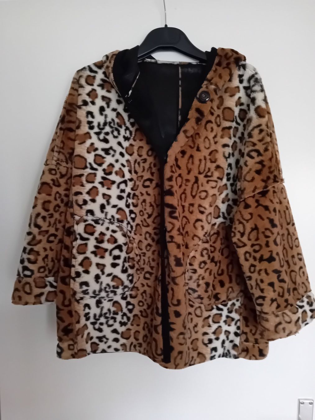 Cappotti: Mantel Damen reversible, Leopard oder schwarz, Gr. 38, NEU – Nuovo (secondo la descrizione) da Stansstad venduto da R.Anna 2