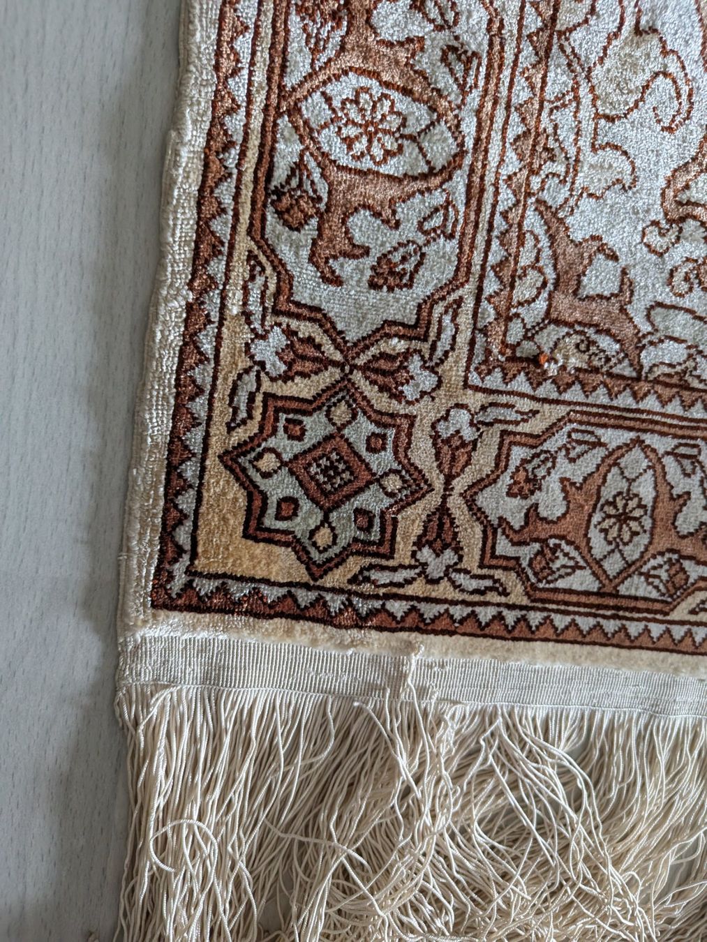 Tappeti: Kleiner Orientteppich, vermutlich Seidenteppich, signiert – Usato da Emmen venduto da Brockofsky 2
