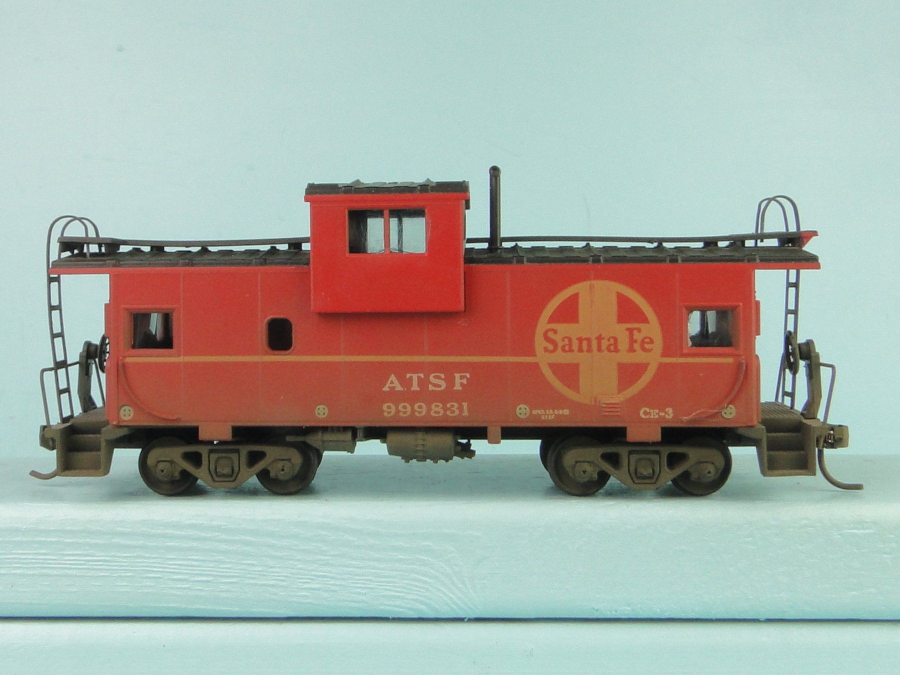 Athearn Modellini di ferrovie: Athearn H0 Santa Fe  Caboose, Kadee – Usato da Bülach venduto da cann11 1