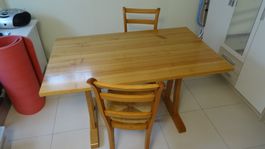 Elegante Holzgruppe: Tisch + 2 Stühle - Top Zustand!