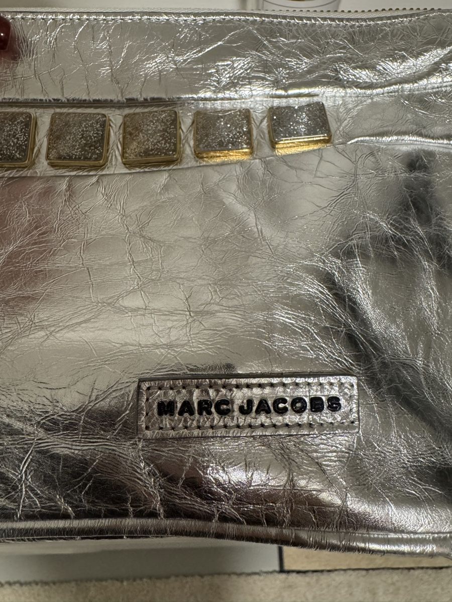 Marc Jacobs Borse da donna: Marc Jacobs Silver Leather Clutch Bag - Stunning! – Nuovo (secondo la descrizione) da Sarnen venduto da vik_jw5z 6