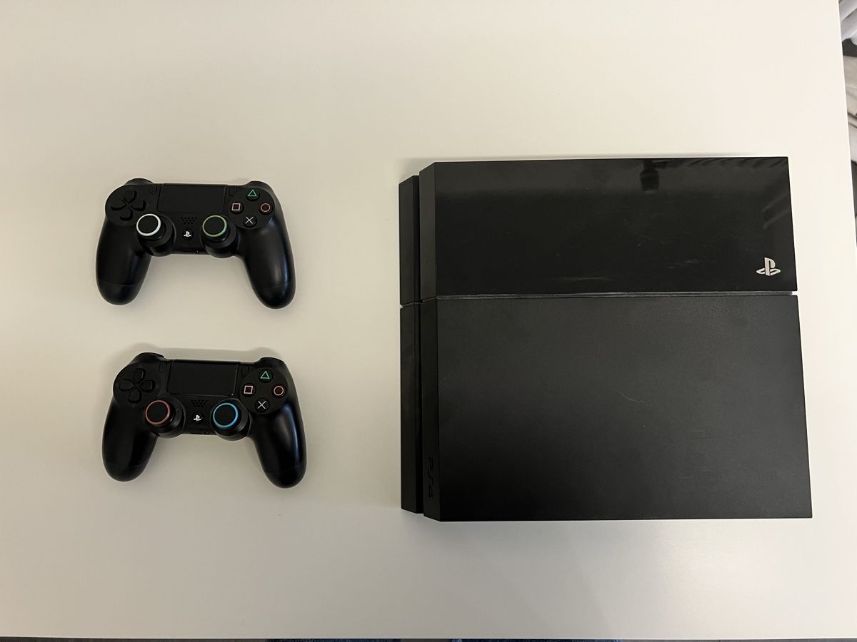 Sony Console: PS 4 Disc Edition + 2 Controller – Usato da Breitenbach venduto da ven_c95h