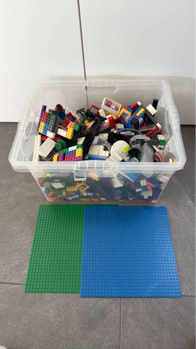 Lego Spielzeuge: Lego Bausteine Set mit 2 Grundplatten – Gebraucht aus Zuzwil SG von xoxo__sese