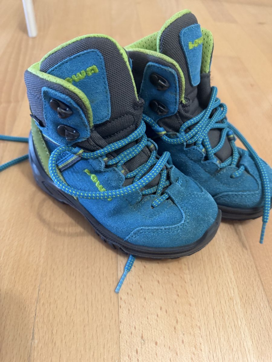 Lowa Scarpe per ragazzi: Kinder Wanderschuhe Lowa blau Grösse 26 – Usato da Bergdietikon venduto da R.Pueffke