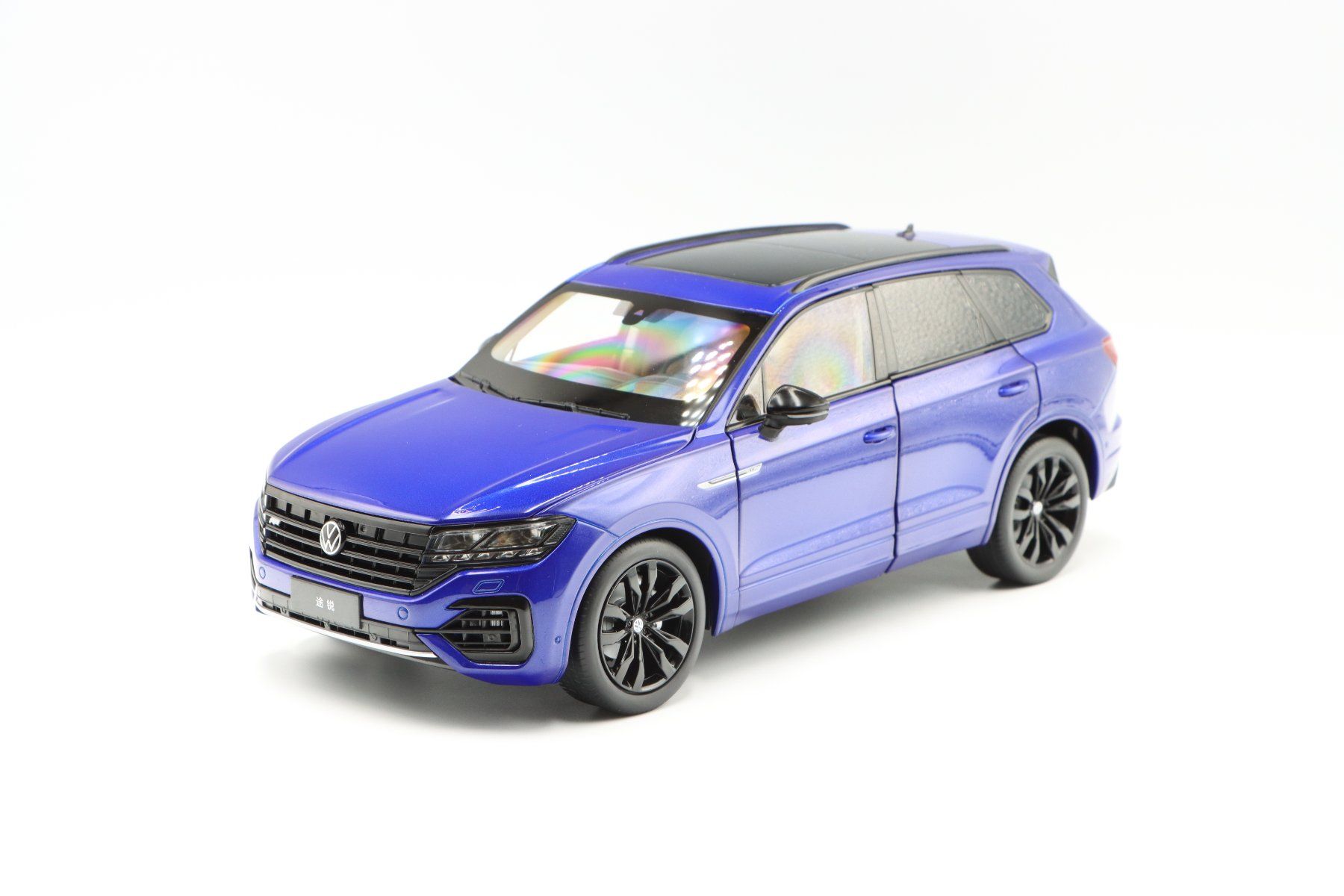 Volkswagen Modellini d'auto: VW Touareg 2018 1:18 Paudi Model – Nuovo e nell'imballaggio originale da Bühl b.Aarberg venduto da modelldiecast 3