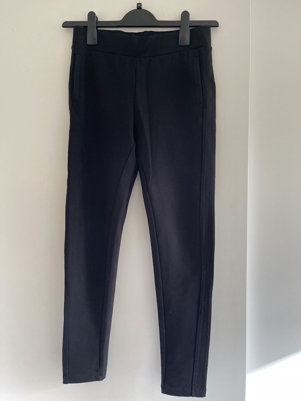 Pantaloni: Pantalon noir marque Gémo – Usato da Sion venduto da edelweissse