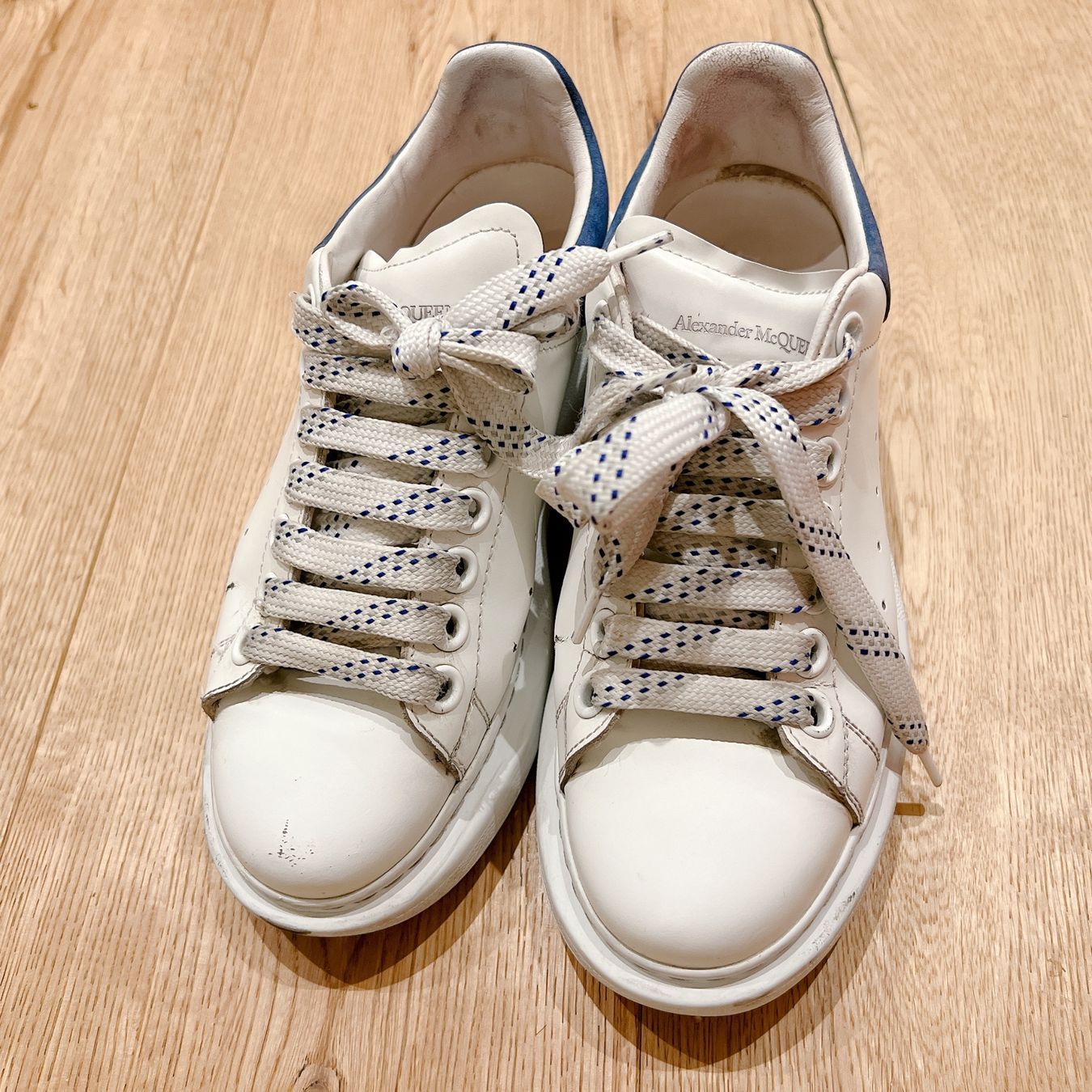 Alexander Mcqueen Chaussures femmes: Alexander McQueen Oversized Sneakers White Blue – Défectueux à Basel par Harper.G 8