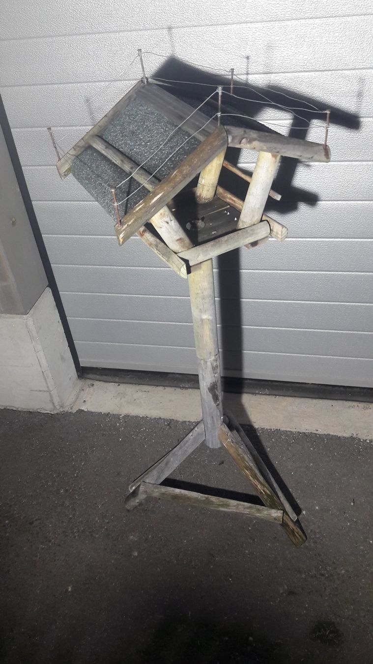 Casette per uccelli: Vogelfutterhaus auf einem Ständer – Usato da Laufen venduto da Mann455 2